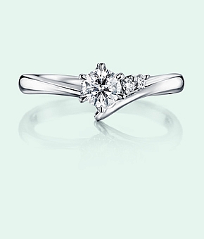 刻印入りの婚約指輪のすすめ!オリジナリティ×さらなる特別感を演出しよう