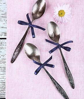 婚約指輪の種類を素材・フォルム・セッティング別にご紹介!