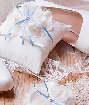 婚約指輪の種類を素材・フォルム・セッティング別にご紹介!