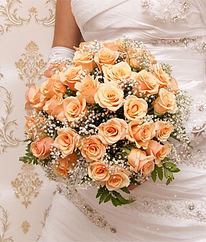 婚約指輪の種類を素材・フォルム・セッティング別にご紹介!