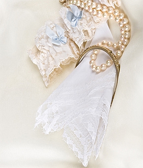 婚約指輪の種類を素材・フォルム・セッティング別にご紹介!