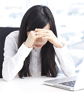 婚約指輪の種類を素材・フォルム・セッティング別にご紹介!