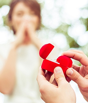 婚約指輪の種類を素材・フォルム・セッティング別にご紹介!