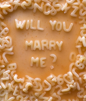 婚約指輪の種類を素材・フォルム・セッティング別にご紹介!