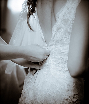 婚約指輪の種類を素材・フォルム・セッティング別にご紹介!