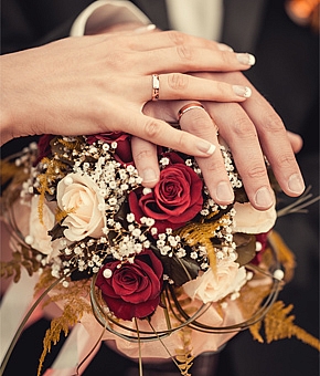 婚約指輪の種類を素材・フォルム・セッティング別にご紹介!