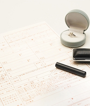 婚約指輪の種類を素材・フォルム・セッティング別にご紹介!