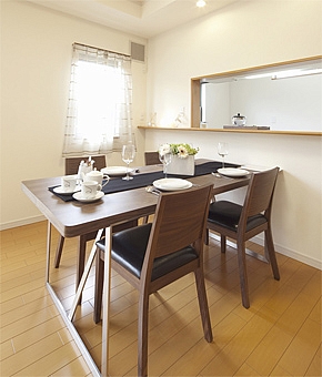 婚約指輪の種類を素材・フォルム・セッティング別にご紹介!