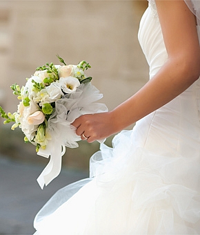 婚約指輪の種類を素材・フォルム・セッティング別にご紹介!